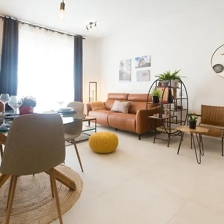 Domus *